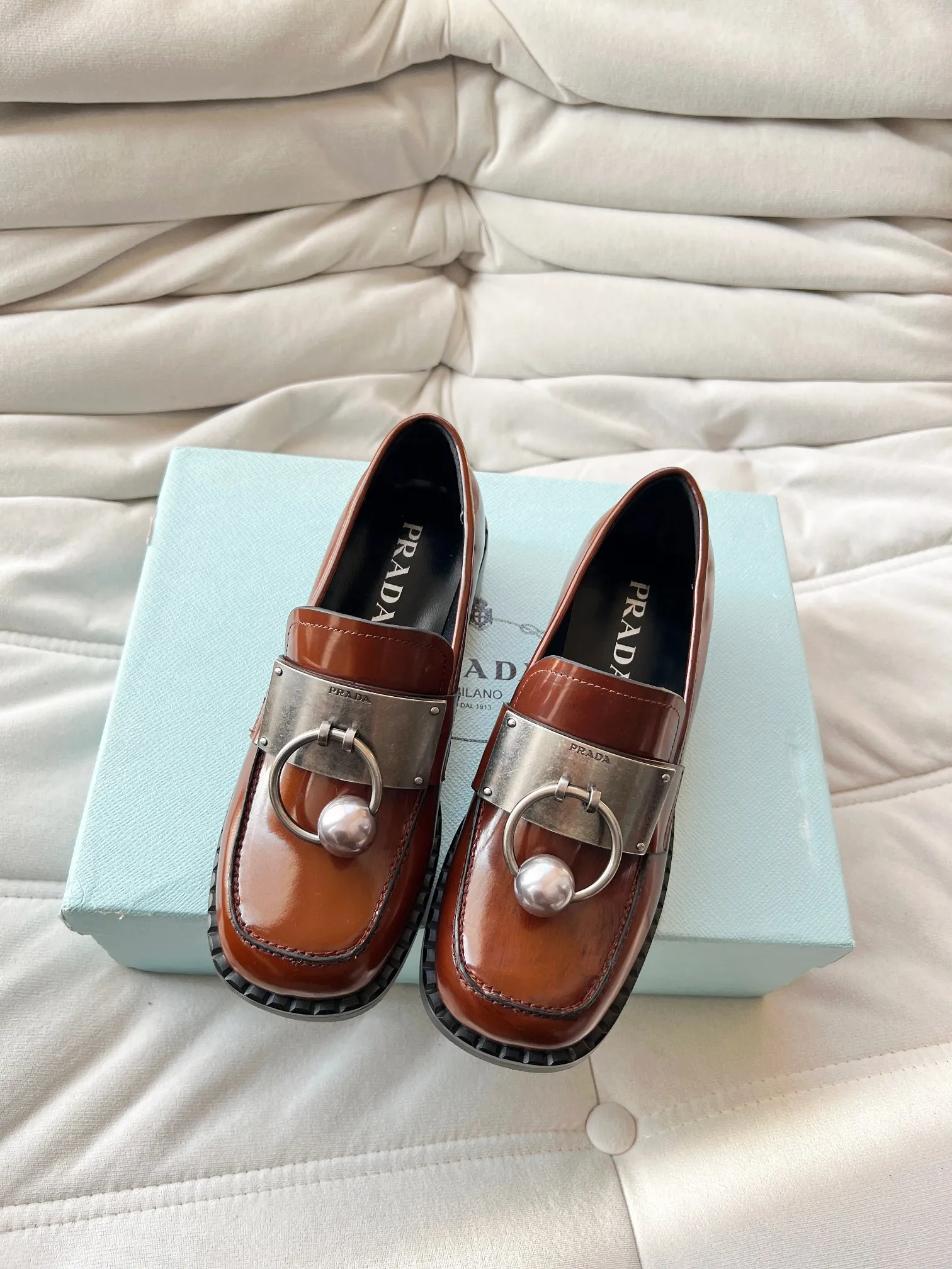 👟👟Ex-factory price 560👟👟 Prada’s new spring and summer women’s clothing｜Absolutely beautiful🥰Exception! Extra number! Anita will continue to update the latest SS25 catwalk pre-sale models, with novel logos as soul mates. Full of fun ~ Adhering to the trend-setting vane, you must believe in Prada's ability to capture fashion. 35-42 yards